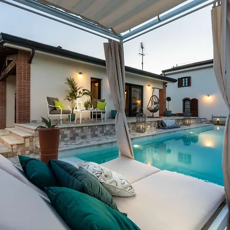 Villa In Near Lecciona